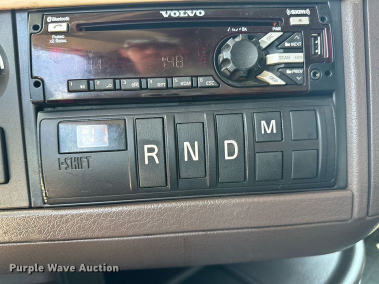 image for item OG9135 2016 Volvo VNL  semi truck