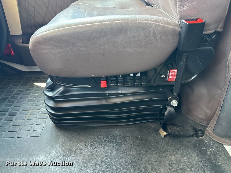 image for item OG9135 2016 Volvo VNL  semi truck