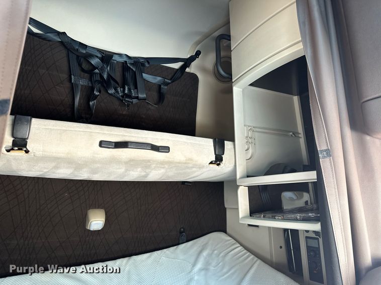 image for item OG9135 2016 Volvo VNL  semi truck