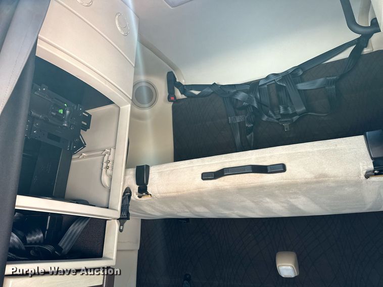 image for item OG9135 2016 Volvo VNL  semi truck