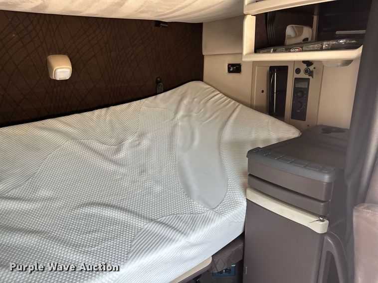 image for item OG9135 2016 Volvo VNL  semi truck