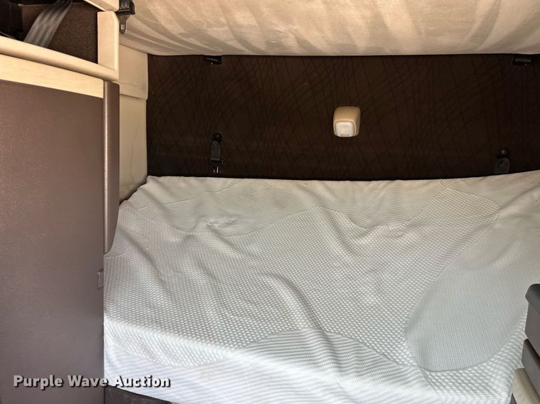 image for item OG9135 2016 Volvo VNL  semi truck