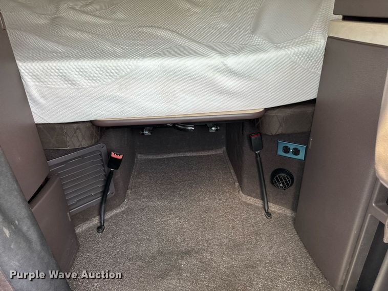 image for item OG9135 2016 Volvo VNL  semi truck