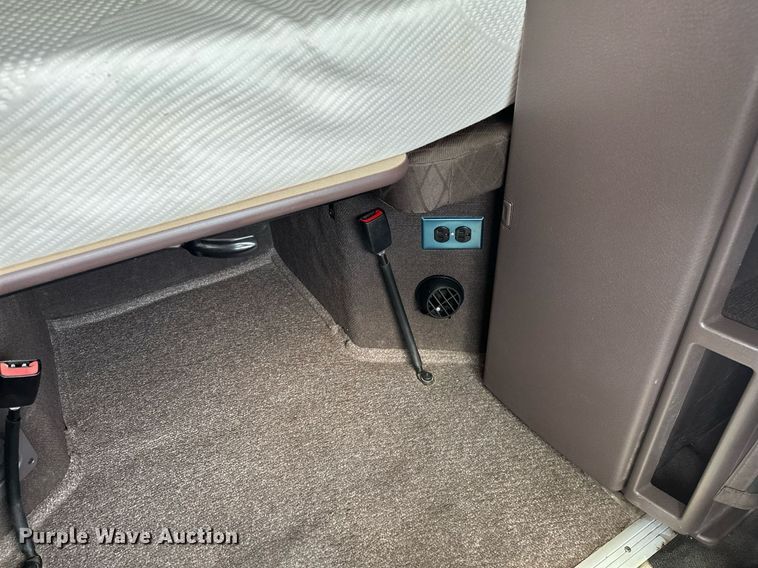 image for item OG9135 2016 Volvo VNL  semi truck