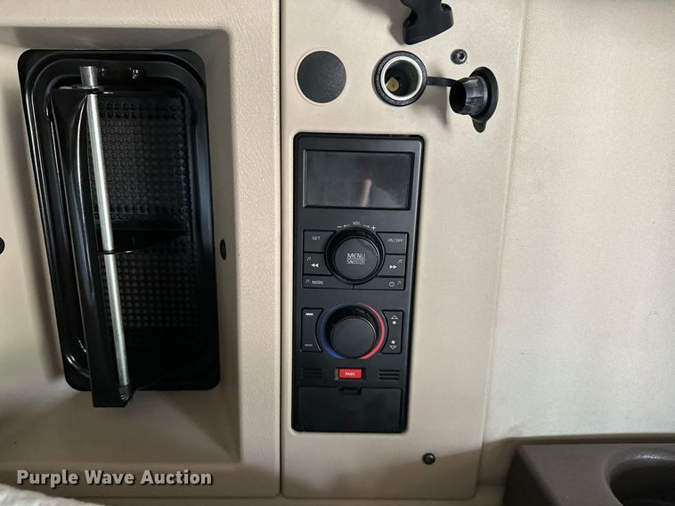 image for item OG9135 2016 Volvo VNL  semi truck