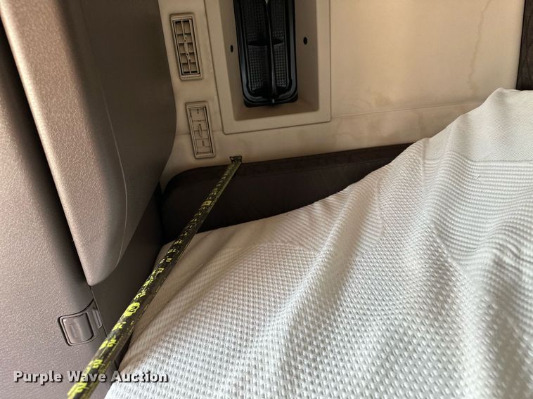 image for item OG9135 2016 Volvo VNL  semi truck