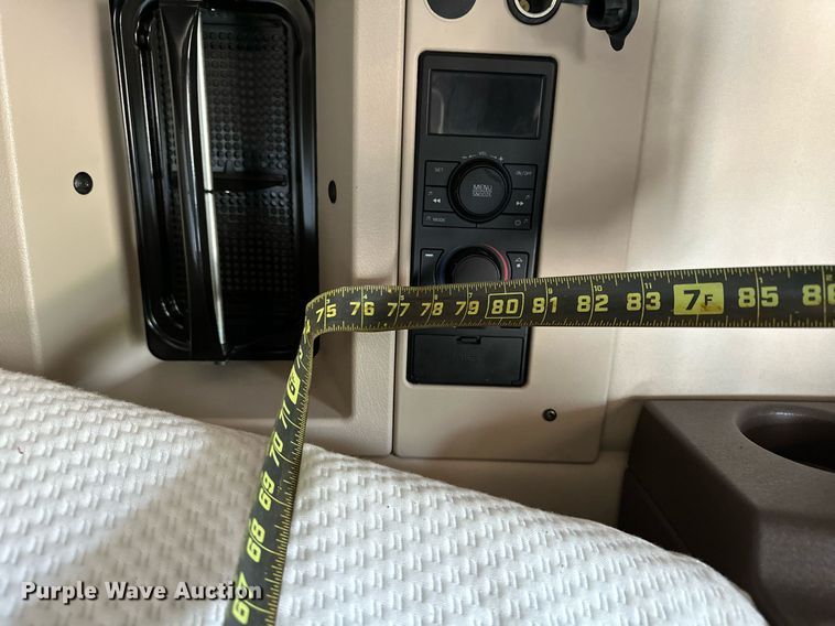 image for item OG9135 2016 Volvo VNL  semi truck