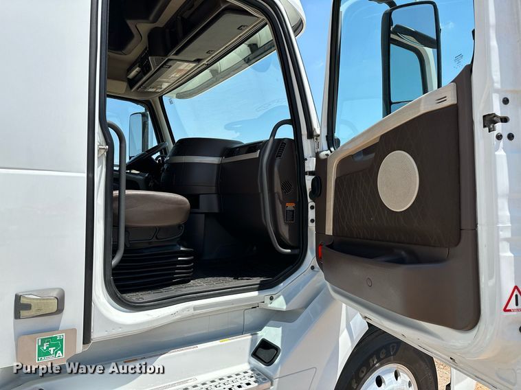 image for item OG9135 2016 Volvo VNL  semi truck