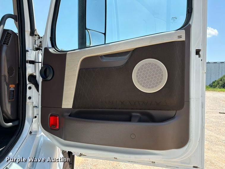 image for item OG9135 2016 Volvo VNL  semi truck