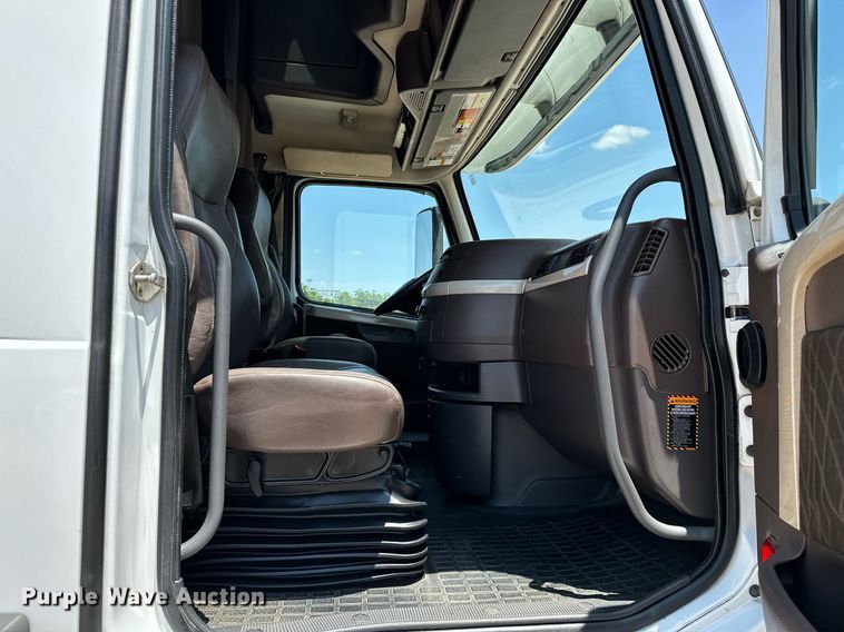 image for item OG9135 2016 Volvo VNL  semi truck