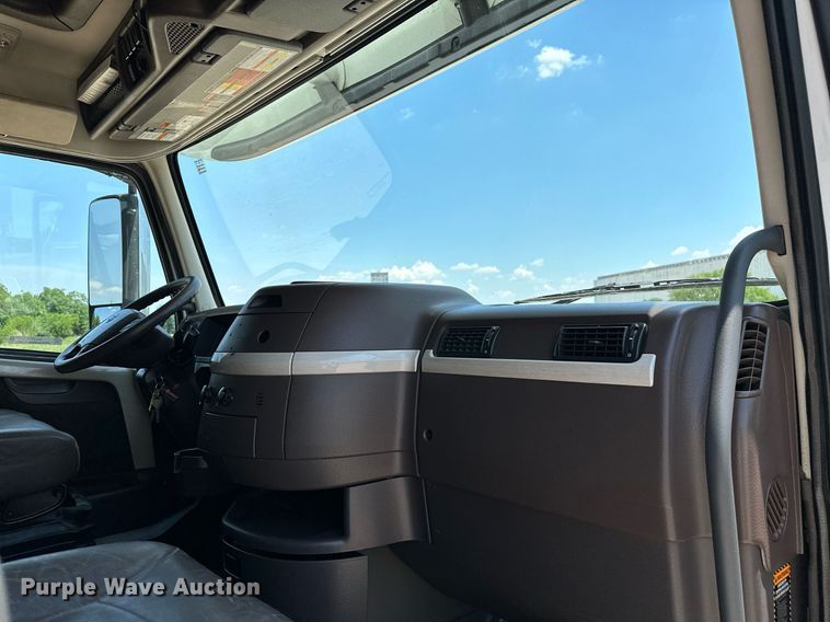 image for item OG9135 2016 Volvo VNL  semi truck