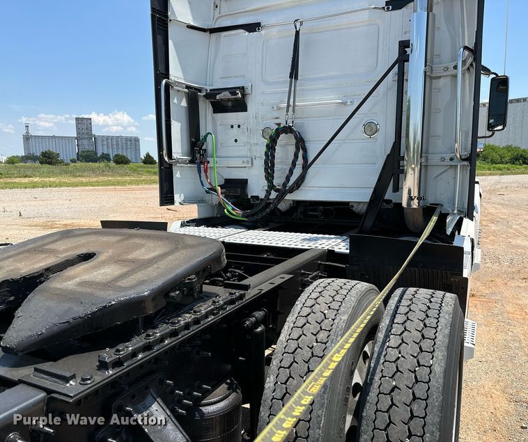 image for item OG9135 2016 Volvo VNL  semi truck