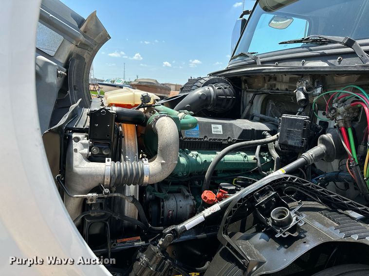 image for item OG9135 2016 Volvo VNL  semi truck