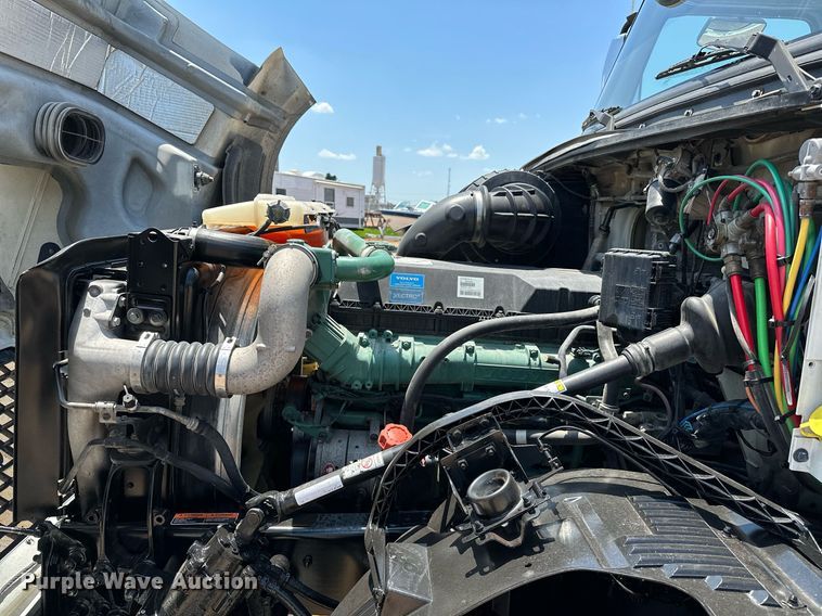 image for item OG9135 2016 Volvo VNL  semi truck