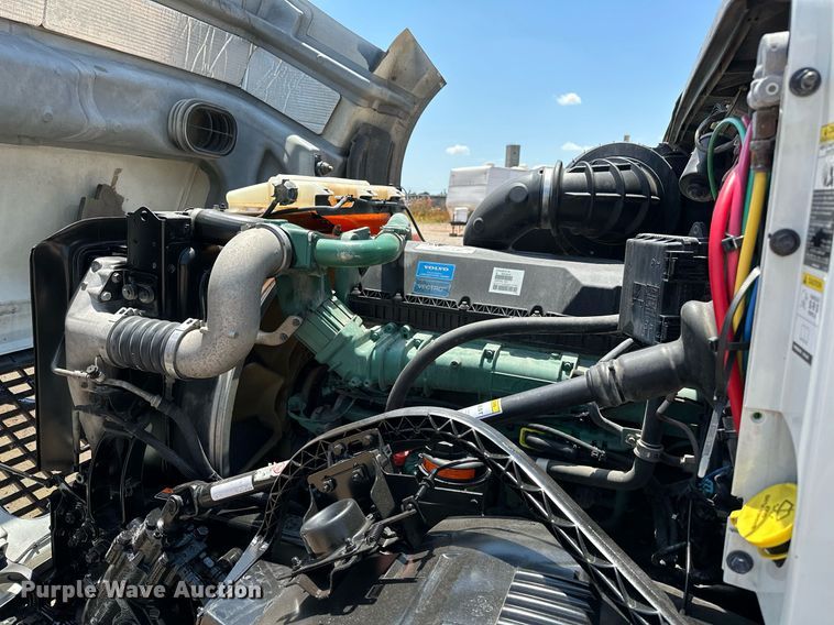 image for item OG9135 2016 Volvo VNL  semi truck