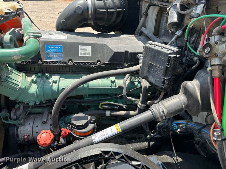 image for item OG9135 2016 Volvo VNL  semi truck