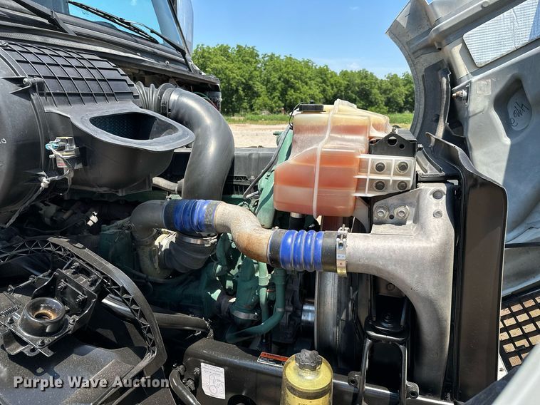 image for item OG9135 2016 Volvo VNL  semi truck