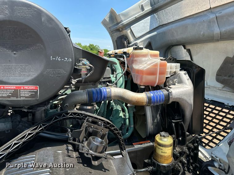 image for item OG9135 2016 Volvo VNL  semi truck