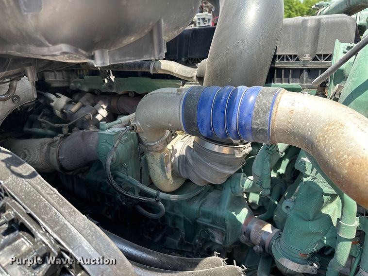 image for item OG9135 2016 Volvo VNL  semi truck