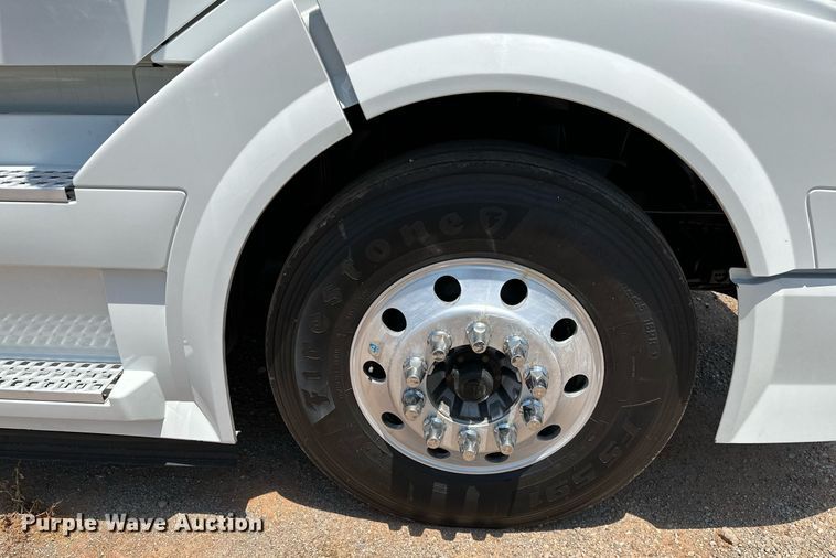 image for item OG9135 2016 Volvo VNL  semi truck