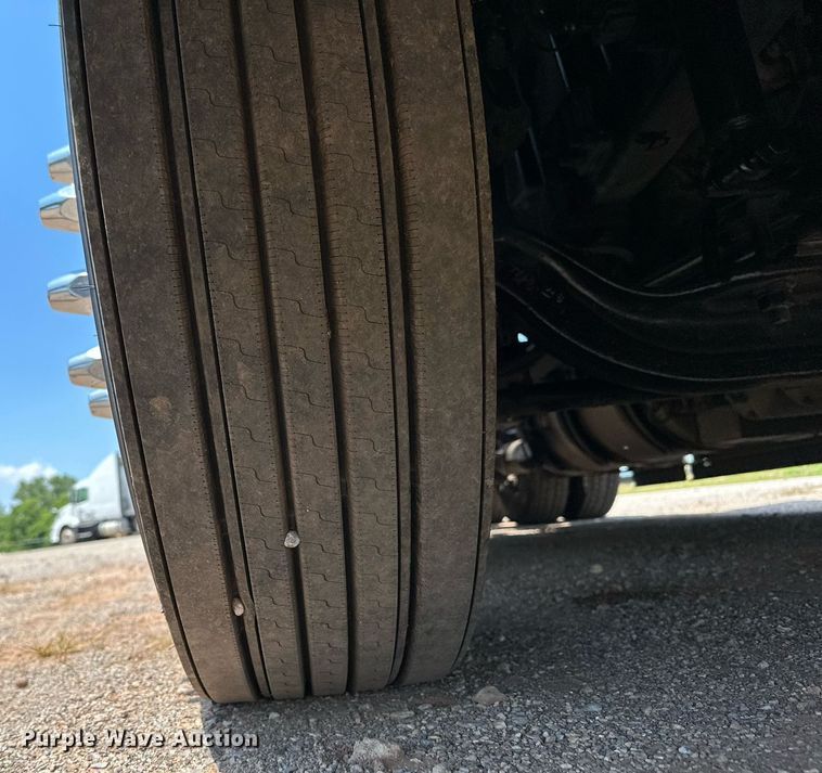 image for item OG9135 2016 Volvo VNL  semi truck