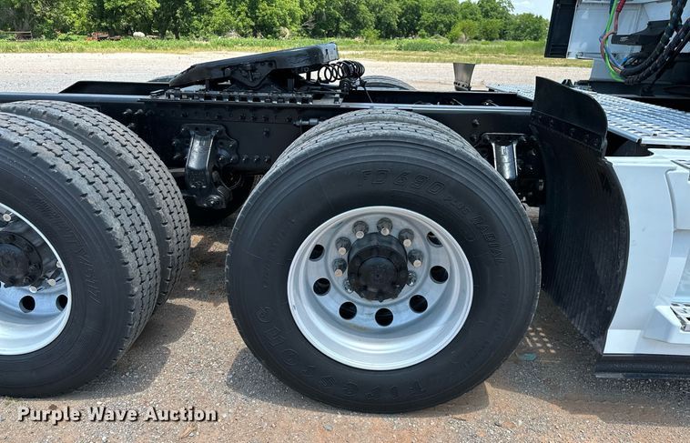 image for item OG9135 2016 Volvo VNL  semi truck