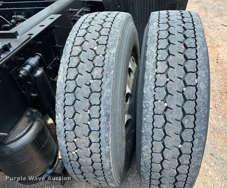 image for item OG9135 2016 Volvo VNL  semi truck