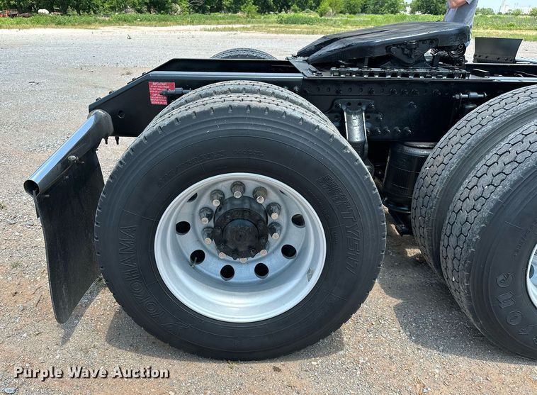 image for item OG9135 2016 Volvo VNL  semi truck