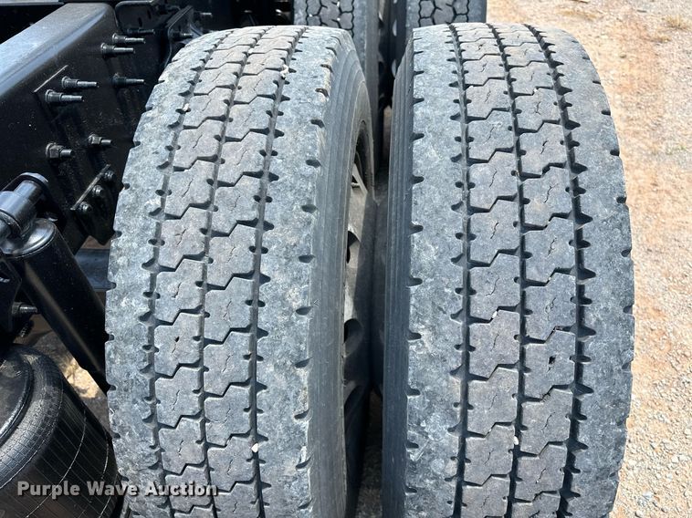 image for item OG9135 2016 Volvo VNL  semi truck