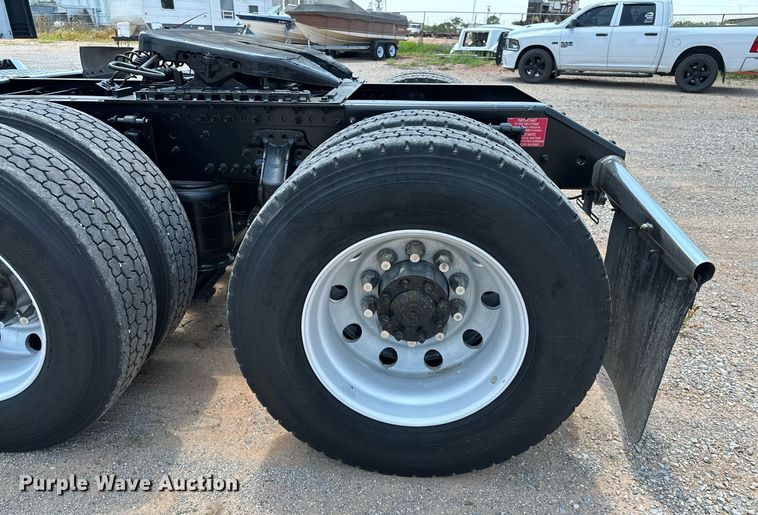 image for item OG9135 2016 Volvo VNL  semi truck