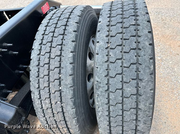 image for item OG9135 2016 Volvo VNL  semi truck