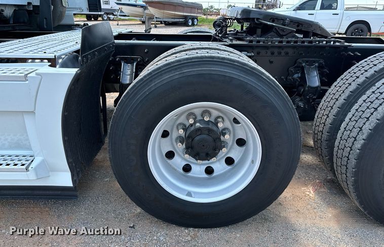 image for item OG9135 2016 Volvo VNL  semi truck