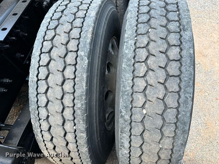 image for item OG9135 2016 Volvo VNL  semi truck