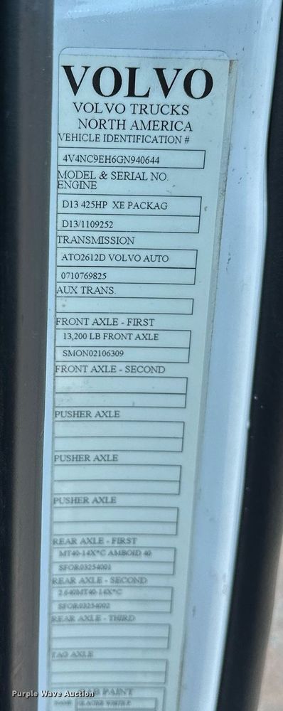 image for item OG9135 2016 Volvo VNL  semi truck