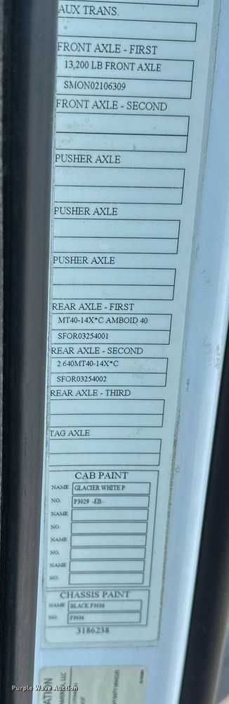 image for item OG9135 2016 Volvo VNL  semi truck