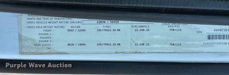 image for item OG9135 2016 Volvo VNL  semi truck