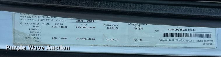 image for item OG9135 2016 Volvo VNL  semi truck