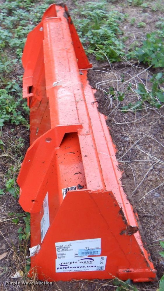 image for item DH7542 Kubota L2235A  bucket