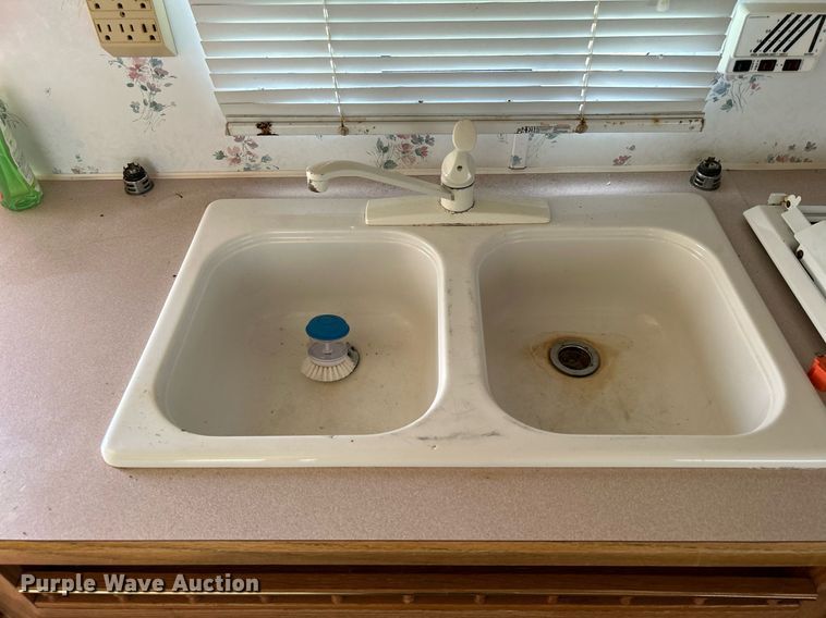 image for item DI7863 2000 Sunnybrook 33BW  camper