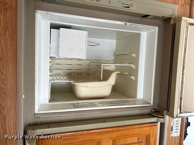 image for item DI7863 2000 Sunnybrook 33BW  camper