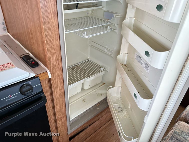 image for item DI7863 2000 Sunnybrook 33BW  camper