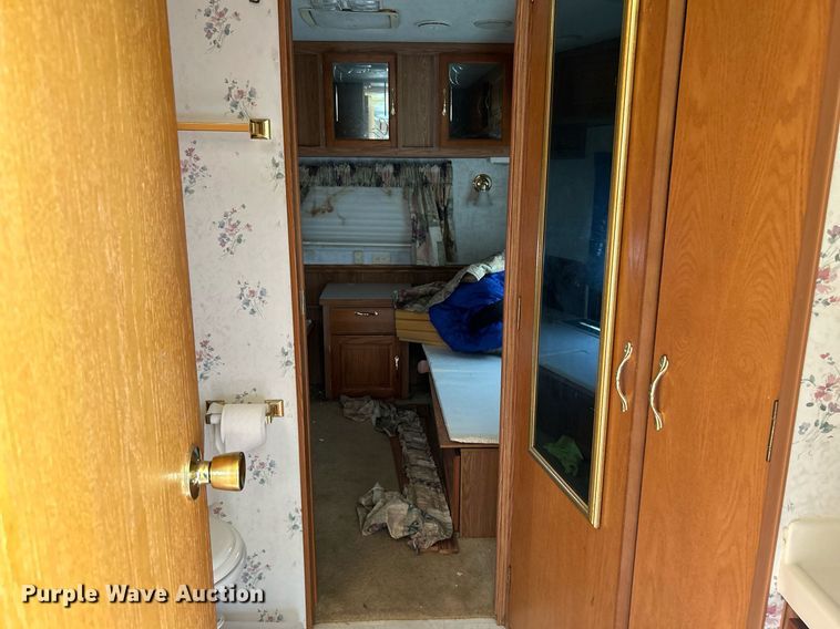 image for item DI7863 2000 Sunnybrook 33BW  camper