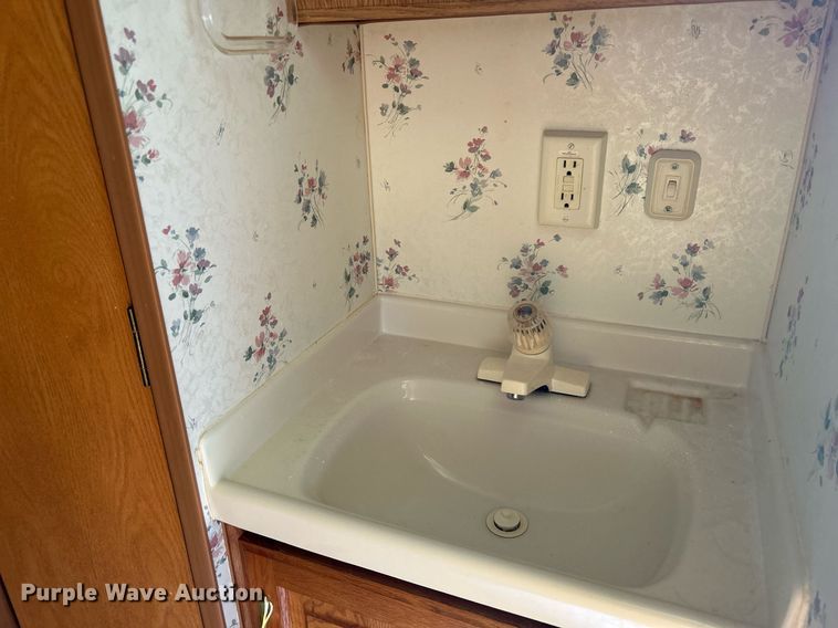 image for item DI7863 2000 Sunnybrook 33BW  camper