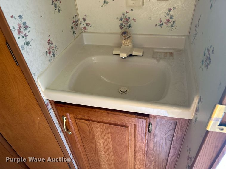 image for item DI7863 2000 Sunnybrook 33BW  camper