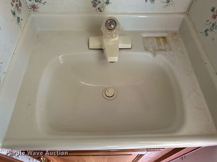 image for item DI7863 2000 Sunnybrook 33BW  camper