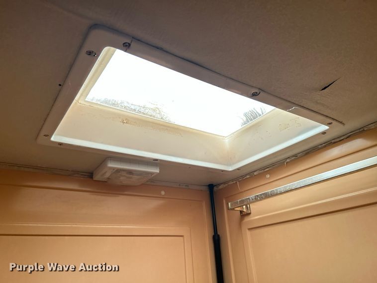 image for item DI7863 2000 Sunnybrook 33BW  camper