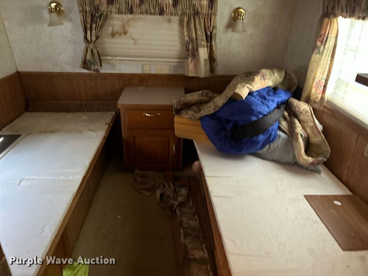 image for item DI7863 2000 Sunnybrook 33BW  camper