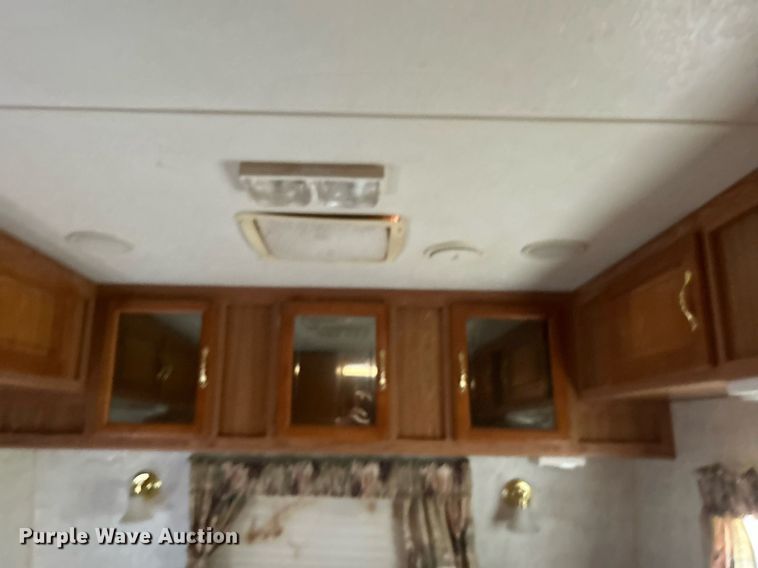 image for item DI7863 2000 Sunnybrook 33BW  camper