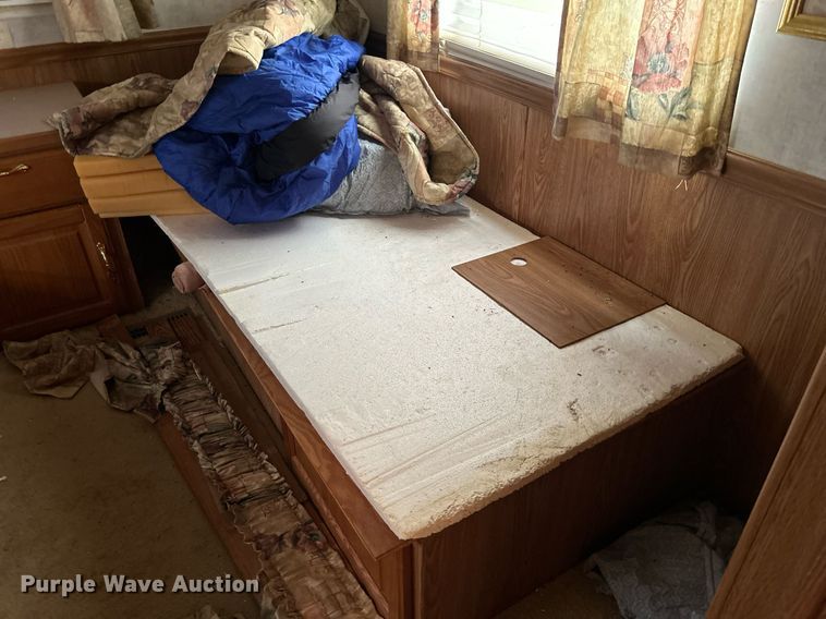 image for item DI7863 2000 Sunnybrook 33BW  camper