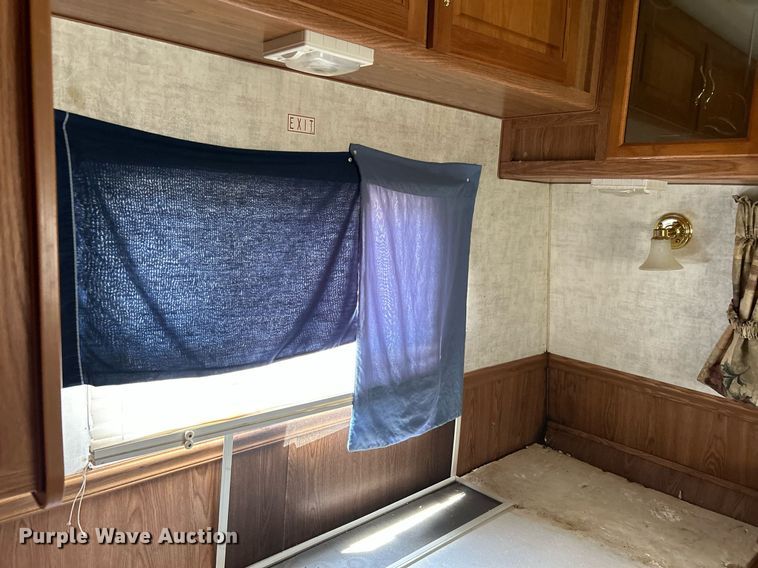 image for item DI7863 2000 Sunnybrook 33BW  camper